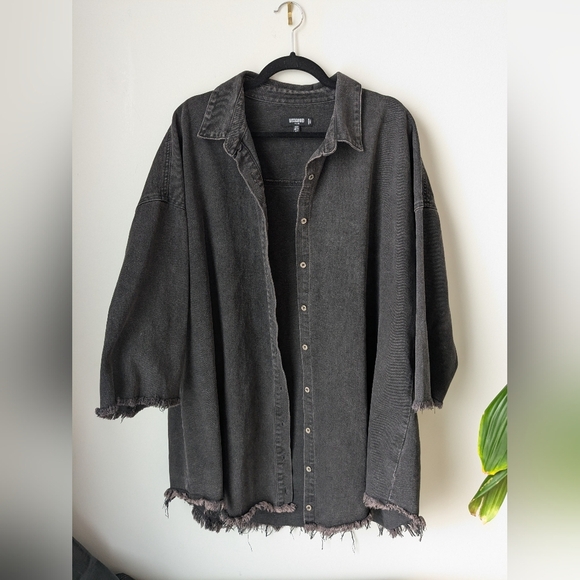 Missguided plis - Oversized Black Denim Shirt with Frayed Hem Size 20 - Picture 1 of 5